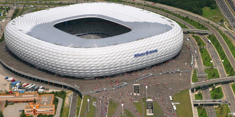 Hình ảnh lối vào sân vận động Allianz Arena nhìn từ trên cao